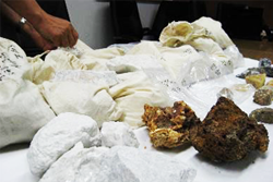 북 단천지역 광산에서 채취한 광물 시료(아연, 전융마그네시아) 사진